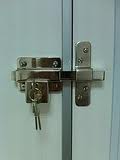 Cerrojo de seguridad FAC instalado en una puerta